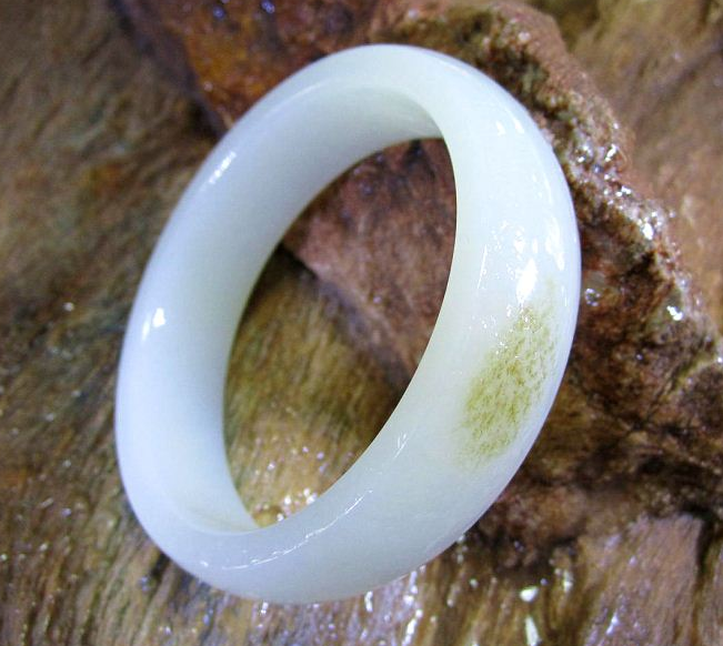 |和田玉出现了裂痕怎么办？小裂真的会自愈吗？看完你就知道了