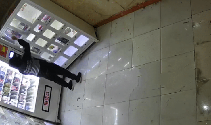 社会新视点 男子深夜寂寞难耐，连续两天光顾“充气娃娃”店，一分钱都不想花