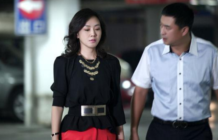 闫妮|闫妮风流情史：离婚16年“大玩”姐弟恋，如今49岁怎样了？