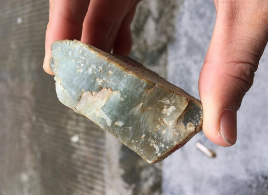 邮票年册|翡翠原石中出现断口的是好是坏？我们该如何判断？