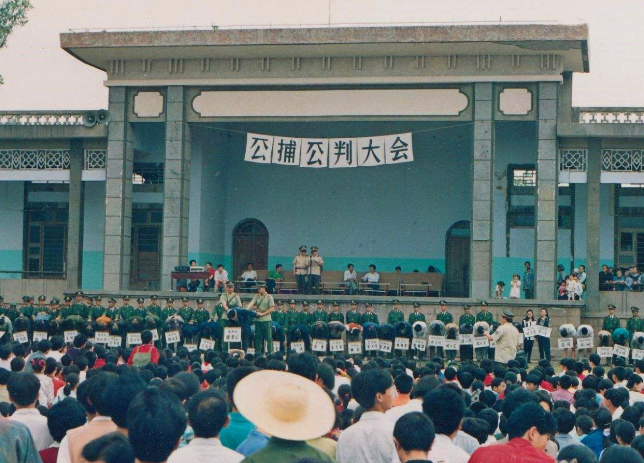 |他自导自演一场戏，被当成英雄写进教材，18年后真相大白