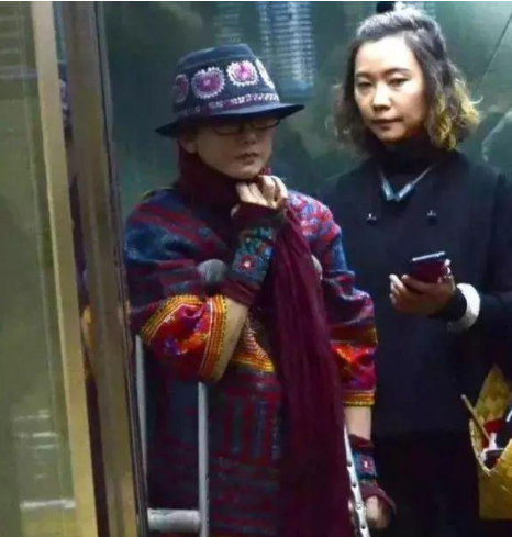 杨丽萍|62岁杨丽萍仙气全无，曾长年吃花瓣，如今剪了3厘米指甲拄拐出行