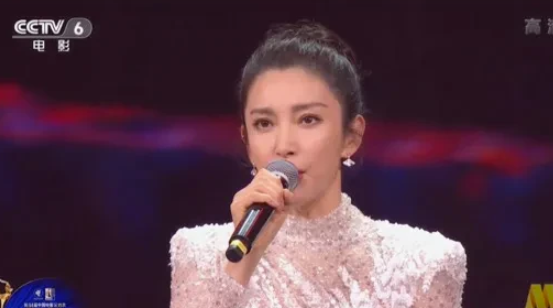 李冰冰|48岁李冰冰亮相金鸡奖，两套大气又端庄的礼服，却忽略了2个小细节