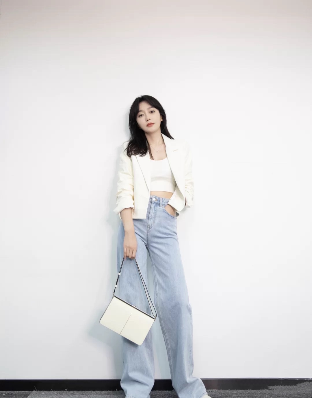 穿衣搭配|秦岚职场穿搭过分美丽？40岁的她连日常私服都超级时髦显气质