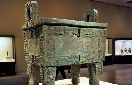 古董 女子带家里菩萨像鉴宝，关灯后用光一照，专家：无需鉴定了