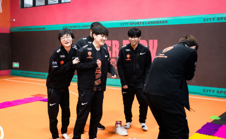 原神|LPL选手大会ADC不慎摔倒要给手做手术,联盟:医药费我们承担