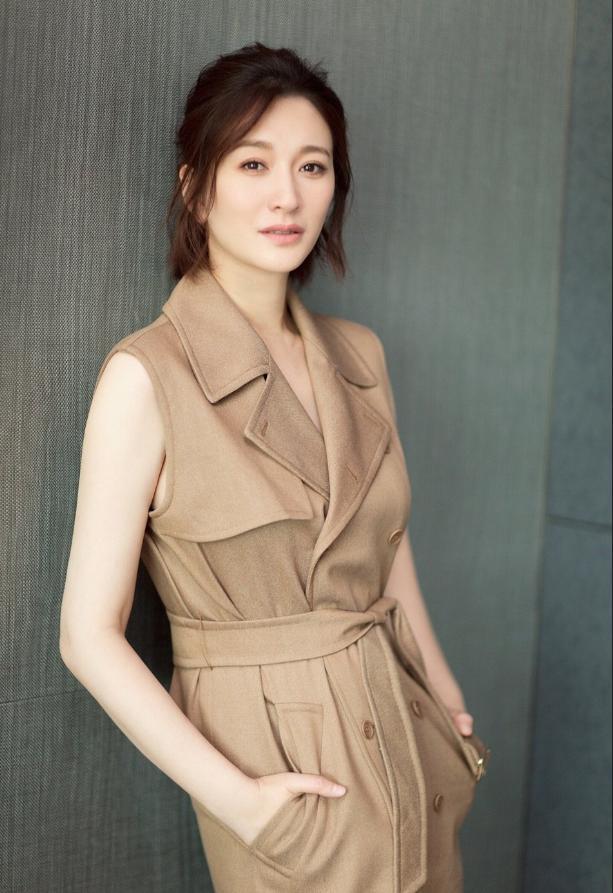 西装|李小冉衣品真在线，无袖西装套装穿出职场女王气质