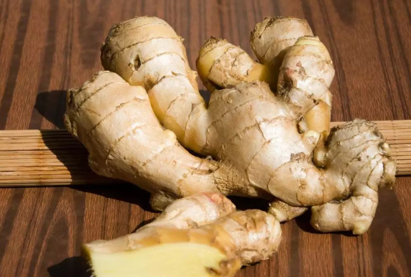 肝脏|生姜是肝癌的“发物”？转告亲人：不想肝脏“伤痕累累”，及早丢掉