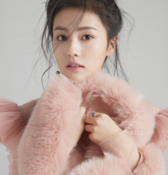 白梦妍|白鹿,一看就能记住有特色美艳洒脱英气,还有一点可爱和坚韧