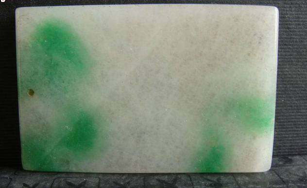 翡翠|白茫茫的一片,出现在翡翠内部,对于玉器本身是有价值影响的