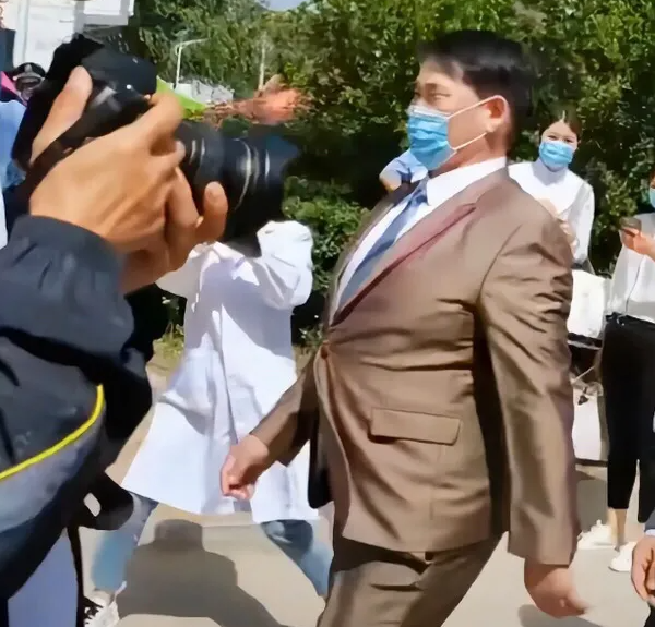 朱之文|一场闹剧结束了，落得两败俱伤！大衣哥恐怕也要“凉了”？