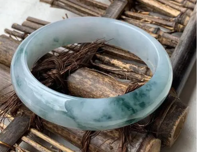 翡翠|翡翠的知识非常渊博，想要充分了解它很难，所以要多学多看多摸