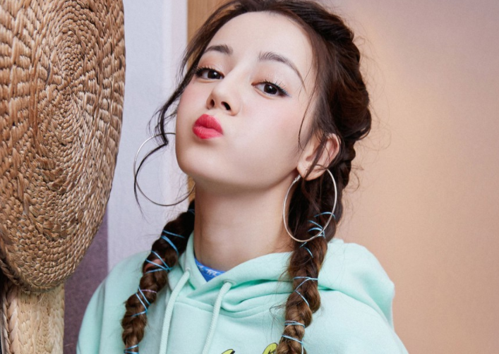 迪丽热巴|迪丽热巴的颜值真的被吹过了，红毯几个造型是好看的，平时的脸