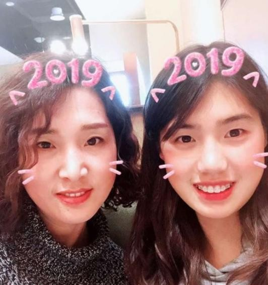 建军节|张雨霏妈妈，对她有着巨大的影响，妈妈亮相的时候，这颜值绝了