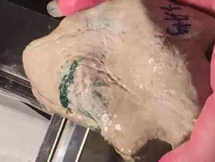 翡翠|同行50多万买下高冰阳绿脱沙料，一刀下去切出“白肉”，垮得一塌糊涂！