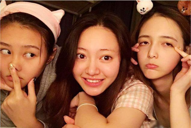 关晓彤|关晓彤自称“全宿舍最丑”，原以为是谦虚，看到合影我信了！