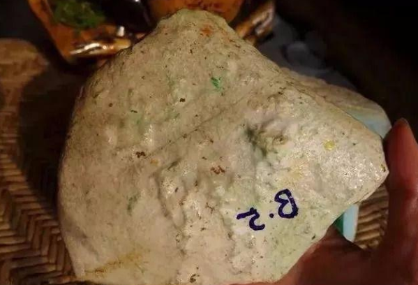 翡翠手镯|“木那出奇迹”果然名不虚传!一刀切出两只高冰阳绿飘花翡翠手镯,大涨了!