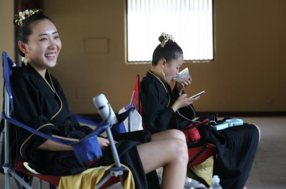 横店|横店校花“泛滥成灾”，成群蹲在地上吃盒饭，却幻想着一夜成名