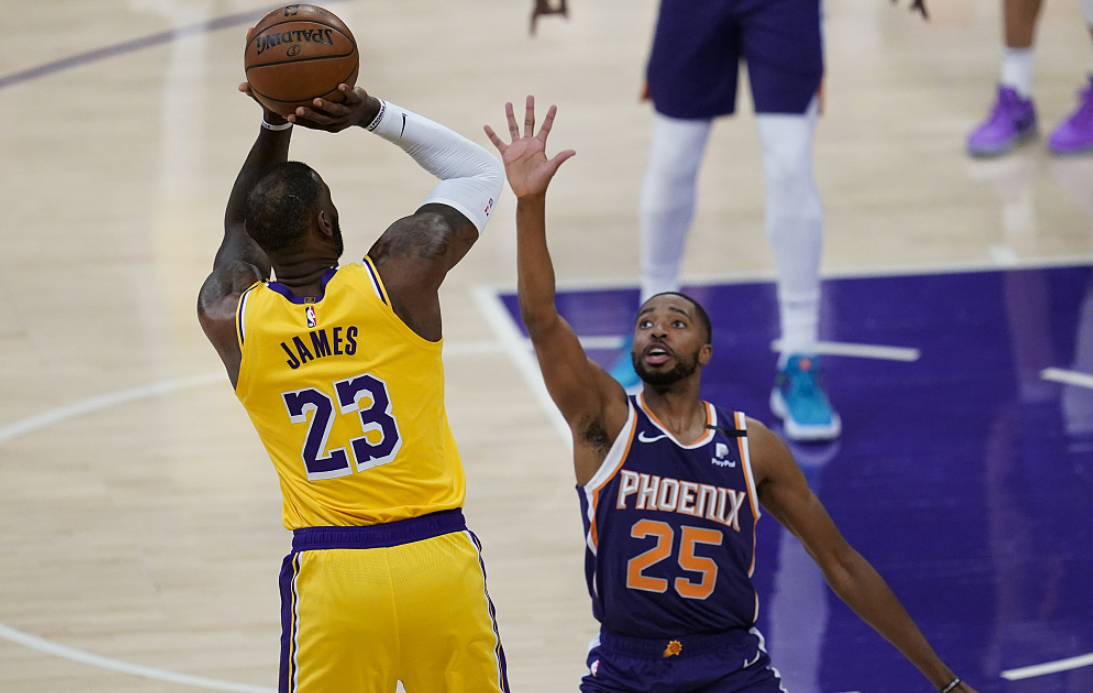 湖人队|湖人输球后，沃格尔话里带刺，戴维斯发声，詹姆斯主动送布克球衣