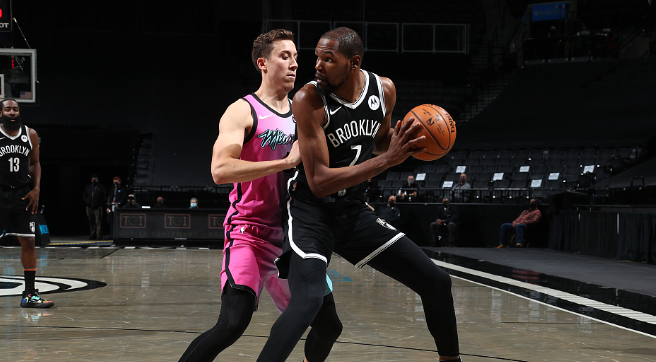 凱文·杜蘭特|尷尬！杜蘭特被犯規(guī)后坐主帥椅子，納什和工作人員拿毛巾擦干凈