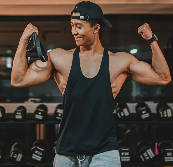 TVB|30岁香港男演员转行做健身教练，陈伟洪无奈笑言：当演员吃不饱饭