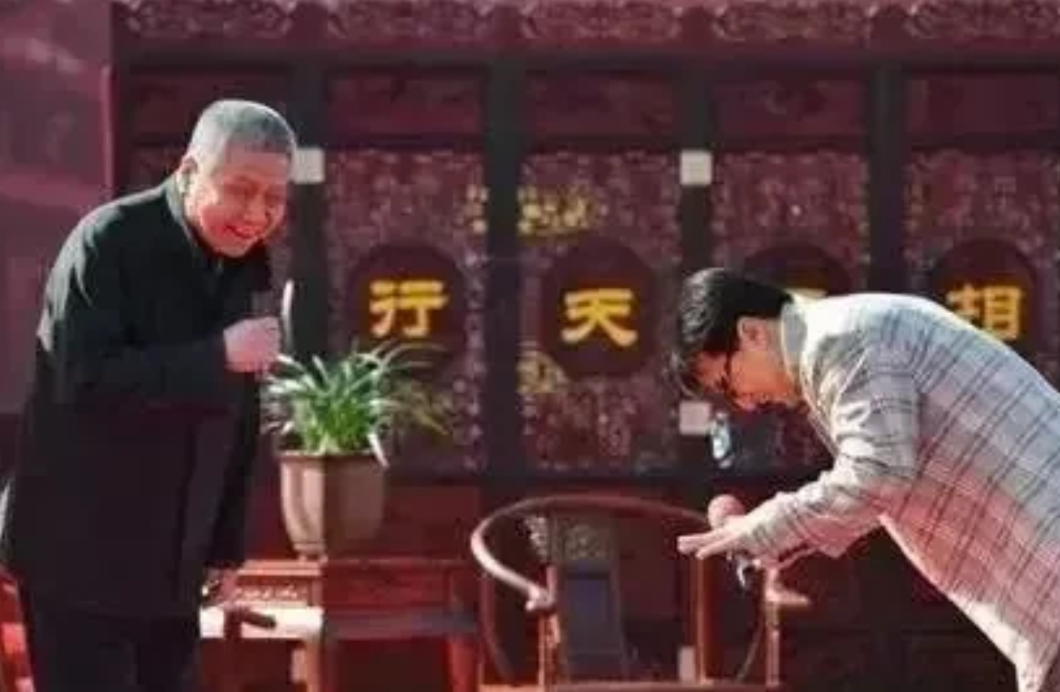 成龙|一次，成龙看到《百家讲坛》上的马未都，忍不住赞叹：这个人太了不起