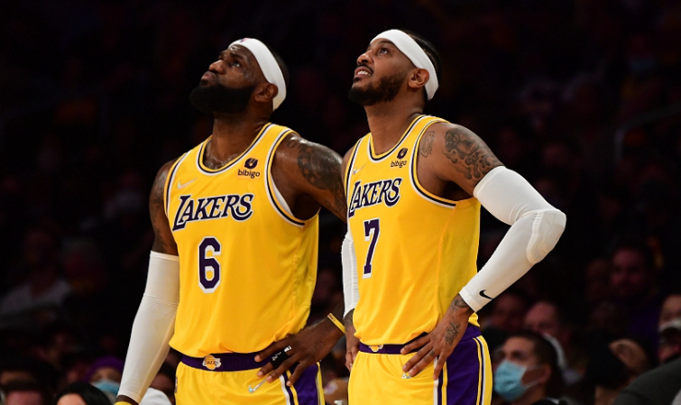 斯蒂芬·庫(kù)里|攻陷斯臺(tái)普斯！庫(kù)里遭隊(duì)友澆水伺候，直言：打得像垃圾還贏球了