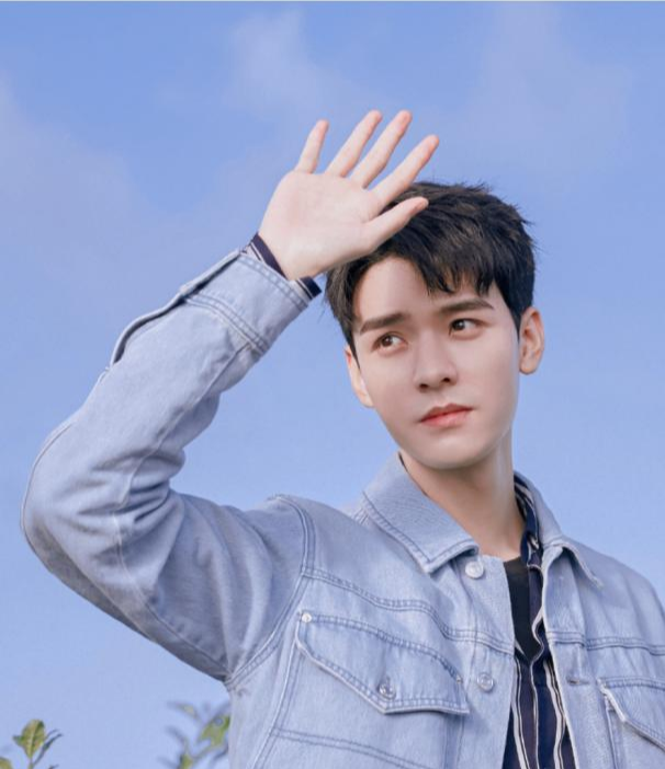 龚俊|这娃逆生长了？龚俊大学青涩照曝光，发际线稀疏：整没整一目了然