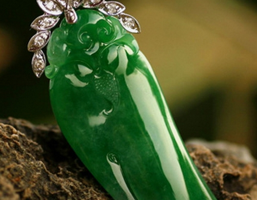 翡翠|翡翠的镶嵌工艺也分很多种，了解过后，就不要再选全封底的首饰了