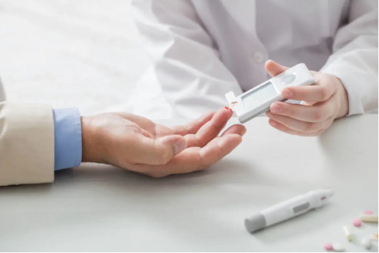 血糖|一男子血糖从11.3降到5.8，医生：2物是胰岛“保护伞”，血糖高者可常吃