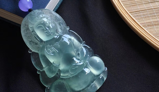 翡翠手镯|价格不一样的翡翠手镯，这之间到底有什么不同呢？一起来看看