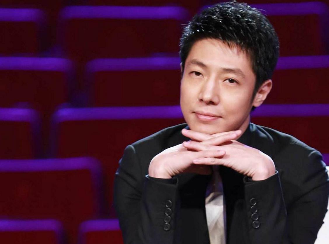 央视|新闻主播频翻车：上半身穿得有多正经，下半身就有多“不正经”！