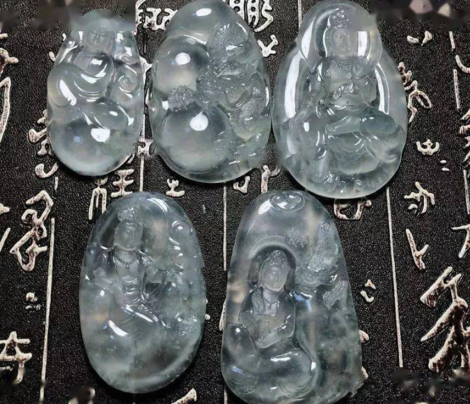 翡翠|六万拿下莫西沙料子，一不小心开出高冰翡翠，你说涨了多少？