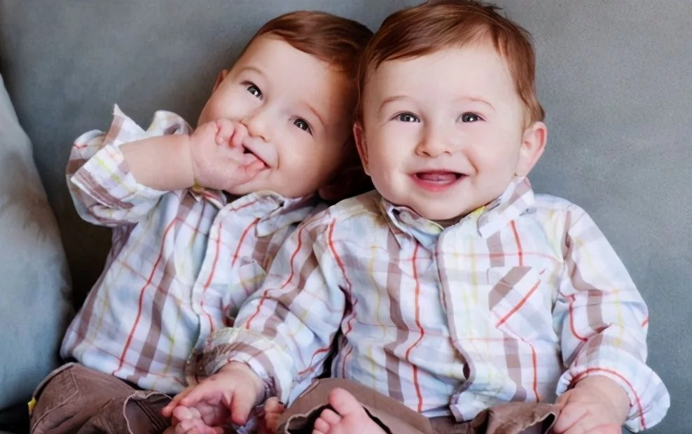 橙子正能量 为什么现在的年轻夫妇，动不动就生“双胞胎”？医生：不是偶然