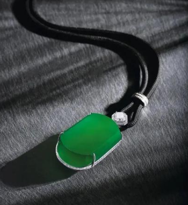 翡翠|这块原石第一刀就切涨20个亿,同品质的一块无事牌拍出5635万!