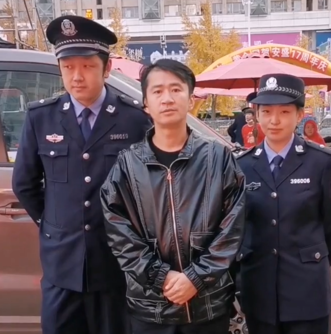 李嘉明|抗日剧专业户李嘉明,拍一年戏仅赚两万六,落魄到在农村挑大粪