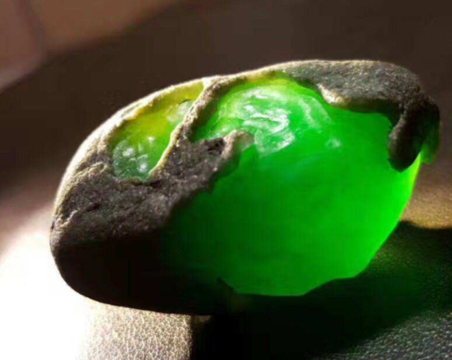 翡翠|大妈用微波炉融化翡翠杂质,豆种翡翠出来直接变软了,成功了吗?