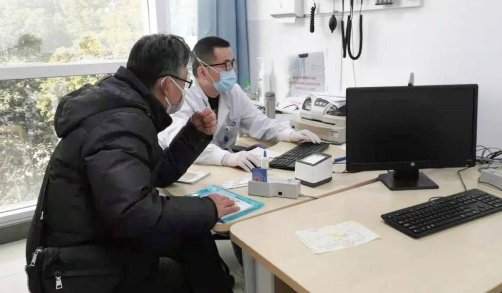 医生|晨起一杯热水“变毒水”，63岁老汉肾衰离世，医生叹惜：无知害人不浅