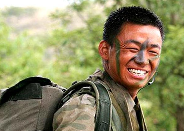 横店|横店校花群演“泛滥成灾”？蹲在地上吃盒饭，都幻想着可以一夜成名！