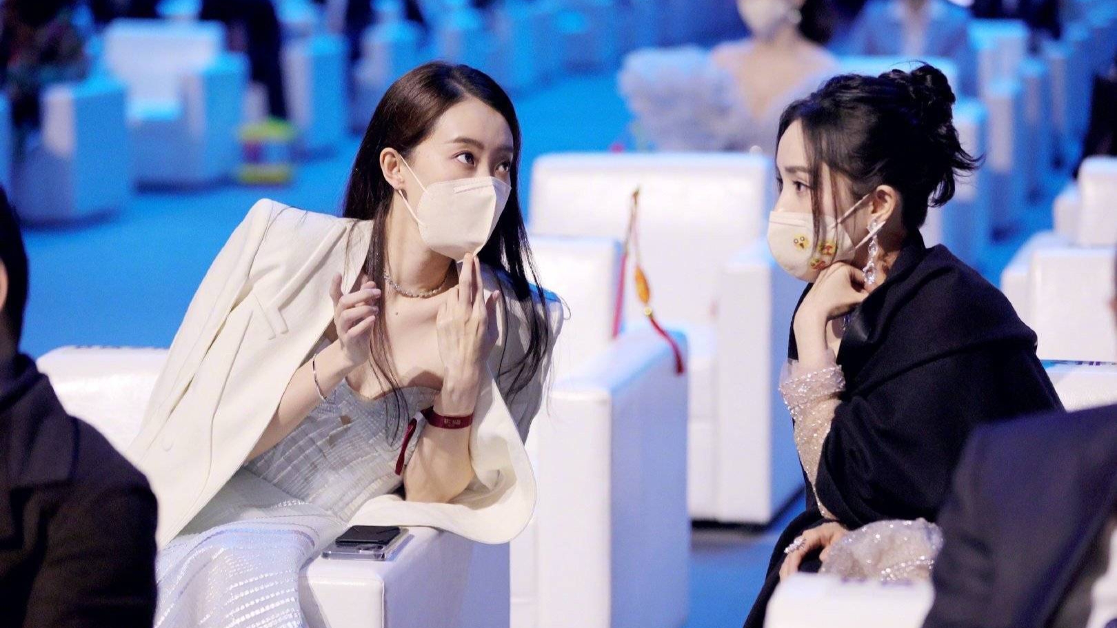 杨幂|被质疑“谁红跟谁玩”的杨幂，这一次因为张小斐终于得到澄清了？