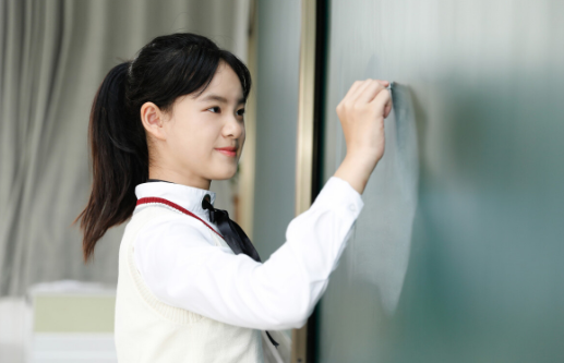 一诺诺诺诺|别再“狂喂”孩子牛奶,医生:南京13岁女孩爱吃1物,身高直冲170