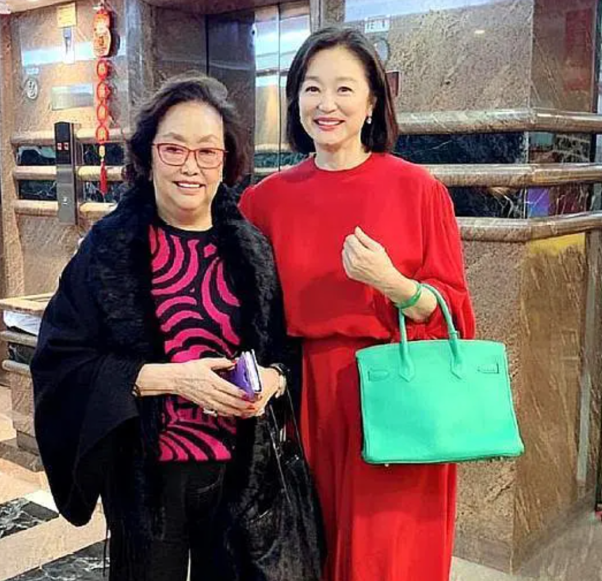 林青霞|66岁林青霞为88岁葛兰庆生，两位大美人合影，林青霞却输了？