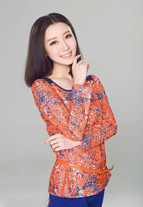 黄橙子|漂亮的凤凰卫视黄橙子，她是炫目的选美冠军，也是很宅的新闻主播