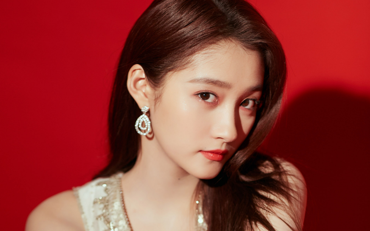 关晓彤|关晓彤自称全宿舍最丑，本以为是谦虚，当看到她们合影后：我信了