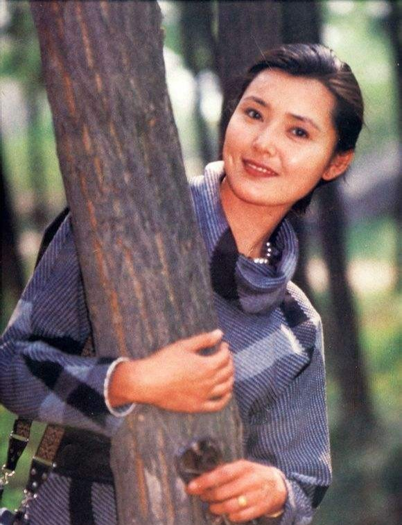 姜黎黎|“红牡丹”姜黎黎，68岁风韵犹存，晒与老公近照，女儿遗传了她的美貌