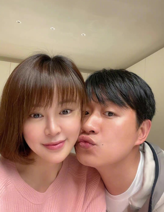 佟大为|佟大为和老婆庆祝三八节日，两人在镜头前甜蜜拥吻，真令人羡慕！