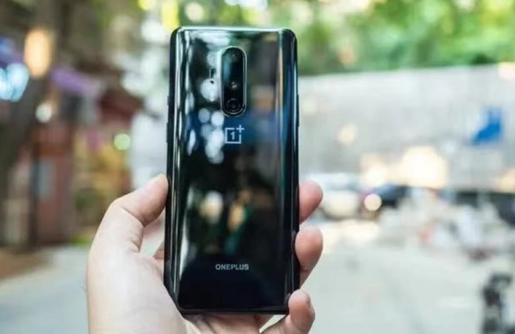 雷三趣说|一加8Pro价格下跌严重,是OPPO品牌的一部分,颜值和流畅度都非常出彩