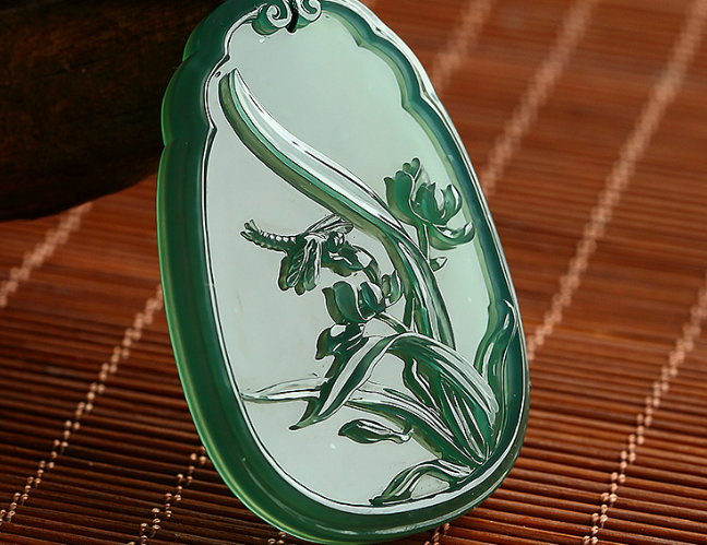 翡翠|如果是假的翡翠，会有一眼假的感觉，你能一眼辨别出来吗？