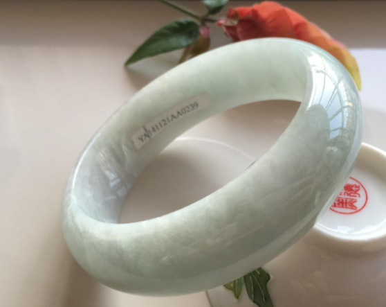 翡翠|翡翠纹路会影响价值吗?其实它并非瑕疵,毕竟无纹不成翡