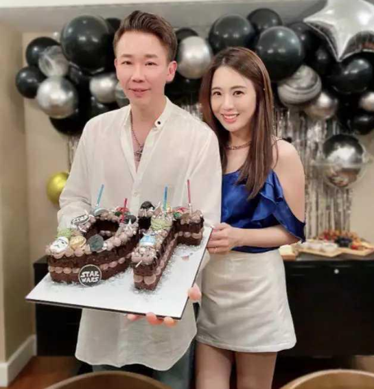 陶喆|51岁的陶哲近照大变：发际线后移额纹明显， 与妻子合照似父女